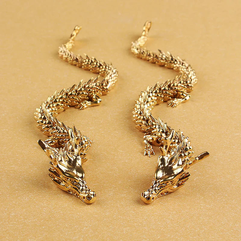 Goldener Drache mit beweglichen Gelenken
