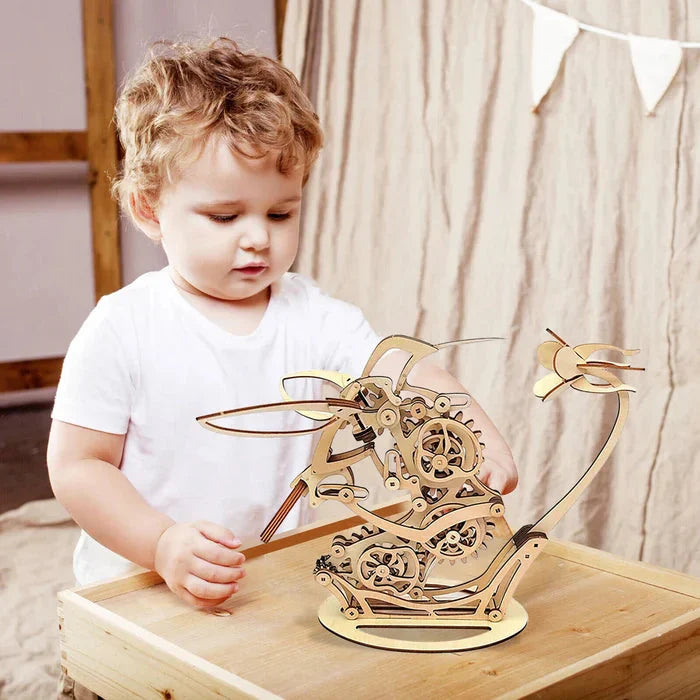 Kinetische Kolibri-Holzskulptur – Bewegung trifft Kunst
