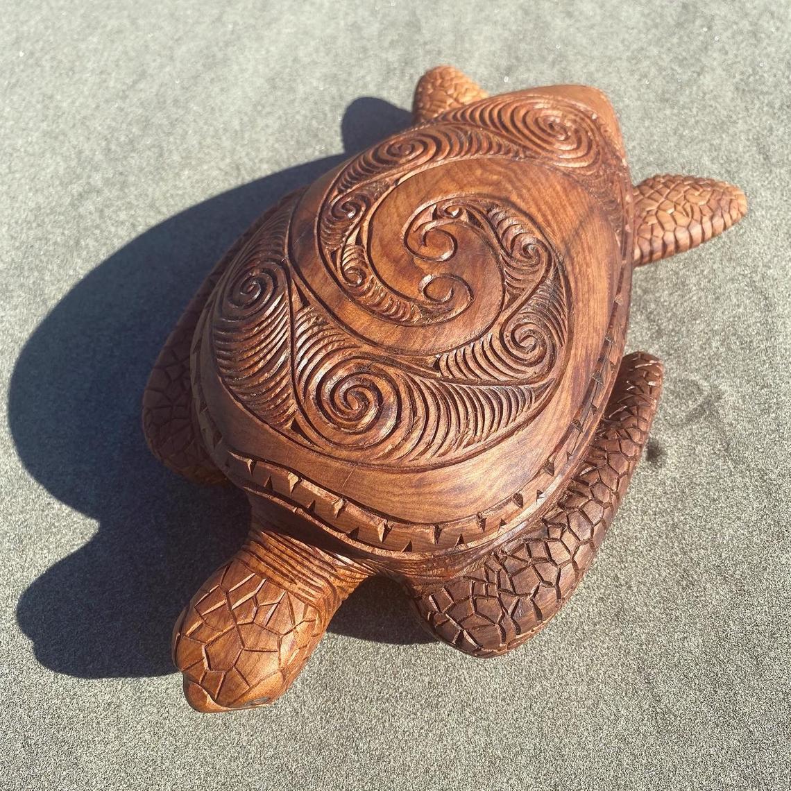 Tropische Schildkrötenfigur – Deko-Element aus Kunstharz