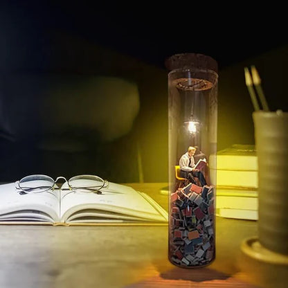 Miniaturische Leselampe im Glas