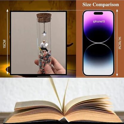 Miniaturische Leselampe im Glas