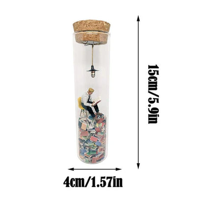 Miniaturische Leselampe im Glas