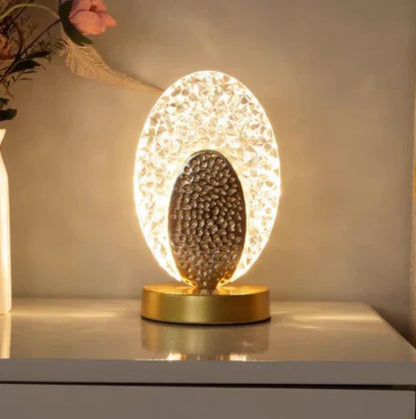 Stilvolle Tischlampe im Pfauenmuster